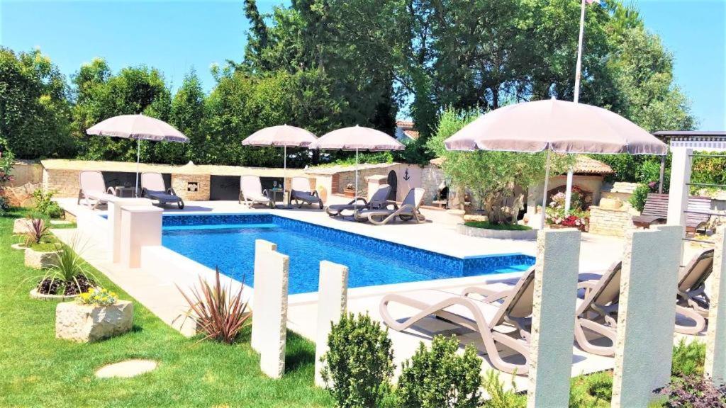 Engel With Pool *