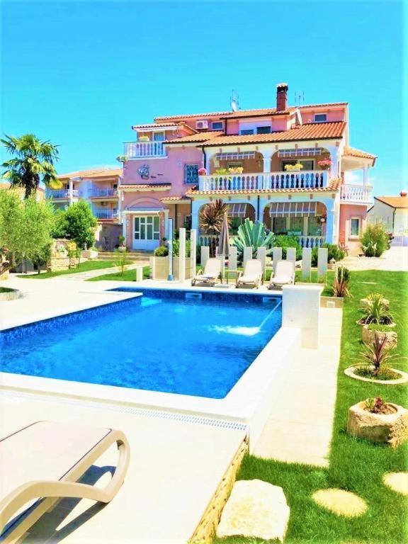 Engel With Pool * Kukci