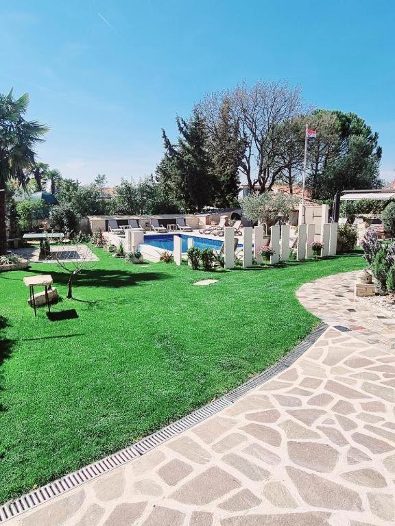 Engel With Pool