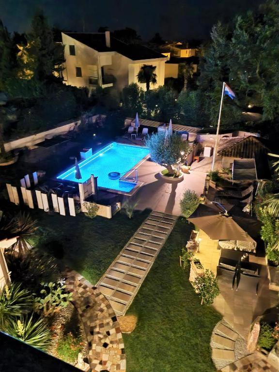 Engel With Pool *
